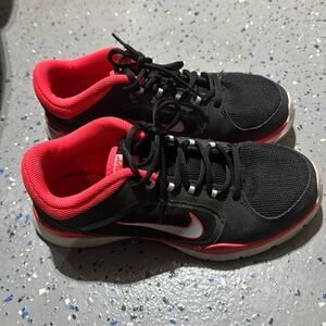 Nike hot pink and black tennis shoes